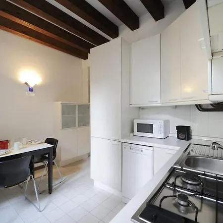 Caerano Di San Marco Sleeps 6 Air Con *
