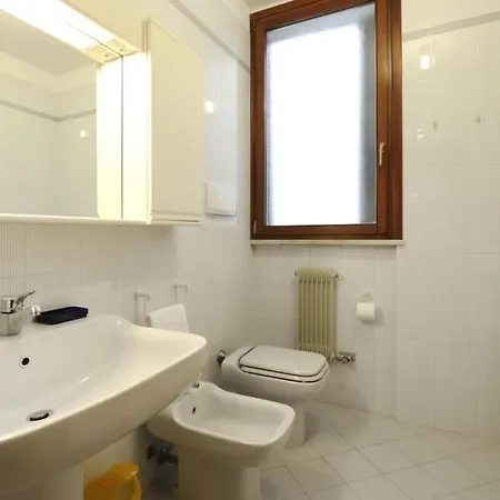 Caerano Di San Marco Sleeps 6 Air Con *